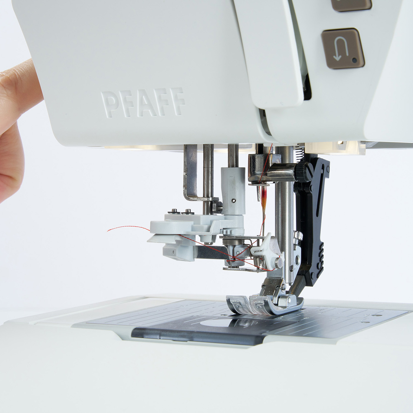 Machine à coudre Creative Elevate 680 l PFAFF